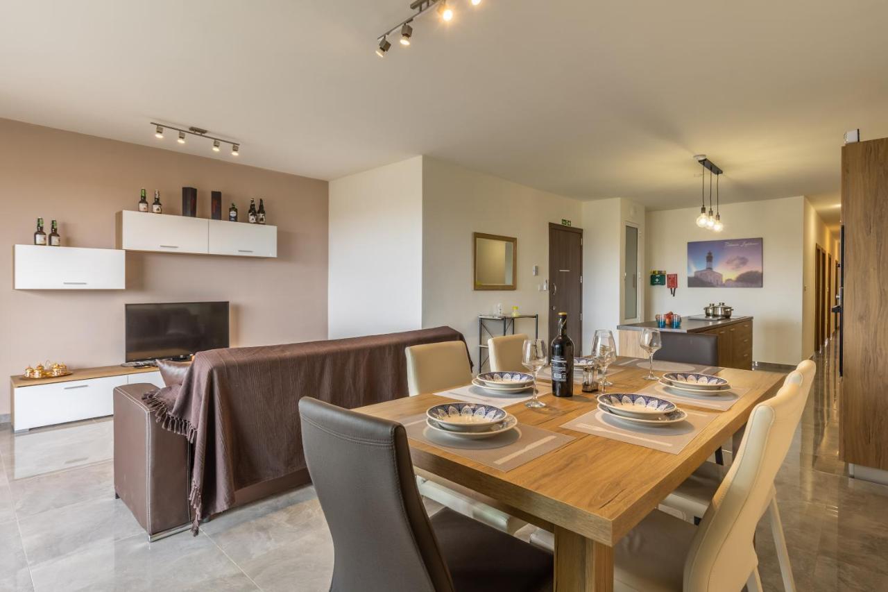 3 Bedroom Apartment - Walking Distance From Airport Gudja Dış mekan fotoğraf