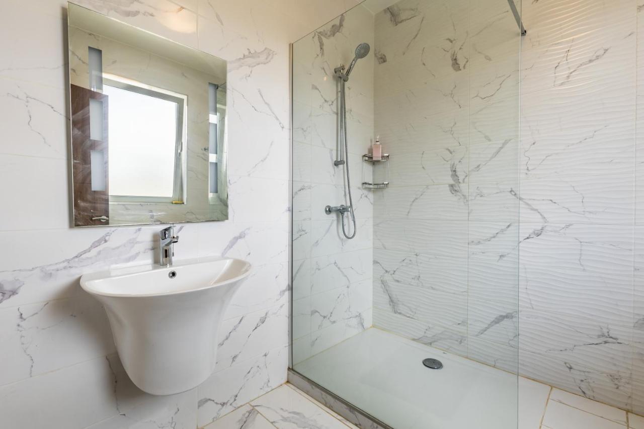 3 Bedroom Apartment - Walking Distance From Airport Gudja Dış mekan fotoğraf
