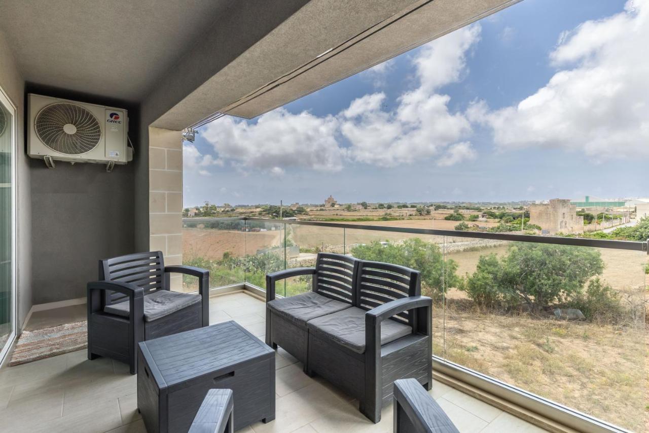 3 Bedroom Apartment - Walking Distance From Airport Gudja Dış mekan fotoğraf